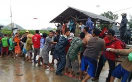 Donorojo: PMI Bersama Warga Evakuasi Kapal Dihantam Ombak Besar