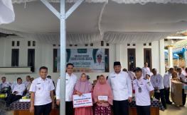 PMI SALURKAN BANTUAN SOSIAL DALAM KEGIATAN BUPATI NGANTOR DI DESA KALIAMAN