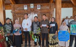 PMI Kabupaten Jepara Salurkan Bantuan Sosial dan Gelar Donor Darah dalam Kegiatan Bunga Desa Tahap 2 di Desa Kaligarang