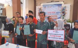 PMI Kabupaten Jepara Serahkan Bantuan Sosial dalam Kegiatan BUNGA DESA di Sinanggul