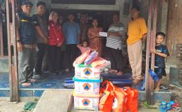 PMI dan BPBD Kabupaten Jepara Salurkan Bantuan untuk Korban Atap Roboh di Kedungsarimulyo