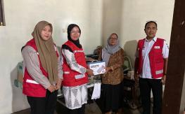 PMI Kabupaten Jepara Salurkan Bantuan Kasur Decubitus untuk Warga Desa Paren