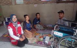 PMI Kabupaten Jepara Salurkan Bantuan Kursi Roda untuk Warga Desa Troso