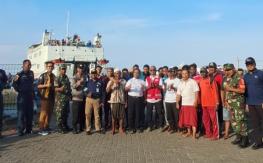 PMI Jepara Bersama BPBD, Dinsospermades, dan Forkopimcam Karimunjawa Salurkan Bantuan untuk ABK KM Mekar Jaya 08 Rembang