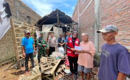PMI Kabupaten Jepara Salurkan Bantuan untuk Warga Korban Rumah Roboh di Desa Mayongkidul