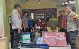 PMI Kabupaten Jepara Bersama Instansi Terkait Salurkan Bantuan untuk Warga Terdampak Rumah Roboh di Desa Sinanggul