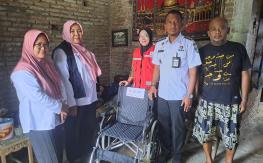 PMI Kabupaten Jepara Serahkan Bantuan Kursi Roda untuk Warga Tahunan