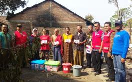 PMI Bantu Korban Kebakaran di Desa Banjaragung