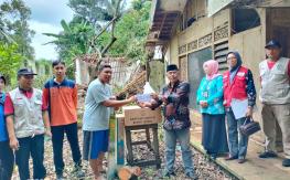 PMI Bantu Warga Terdampak Longsor di Desa Kunir Kecamatan Keling