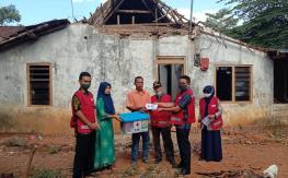 PMI Serahkan Bantuan Untuk Korban Rumah Roboh di Kedungleper