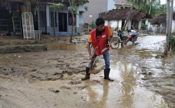 PMI Bantu Warga Sumberrejo Yang di Terjang Banjir