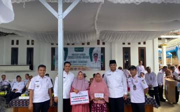 PMI SALURKAN BANTUAN SOSIAL DALAM KEGIATAN BUPATI NGANTOR DI DESA KALIAMAN