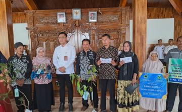 PMI Kabupaten Jepara Salurkan Bantuan Sosial dan Gelar Donor Darah dalam Kegiatan Bunga Desa Tahap 2 di Desa Kaligarang