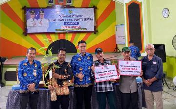 Bupati Jepara Ngantor di Desa Ngetuk, PMI Serahkan Bantuan Kursi Roda untuk Warga