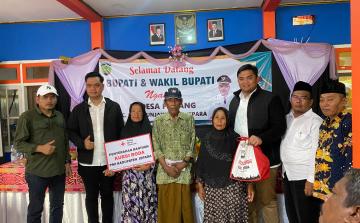 Bupati Jepara Serahkan Bantuan Sosial Bersama PMI di Desa Parang, Karimunjawa