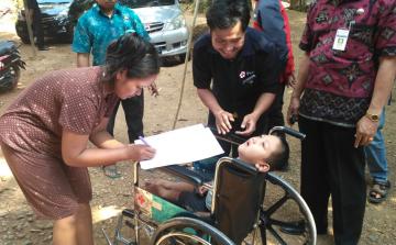 PMI bantu kursi roda warga Rajekwesi Mayong