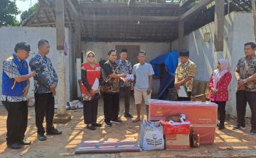 PMI Jepara Salurkan Bantuan Sosial untuk Korban Rumah Roboh di Desa Bawu