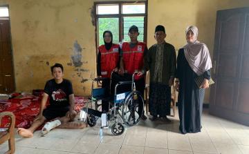 PMI Kabupaten Jepara Serahkan Bantuan Kursi Roda untuk Warga Desa Bangsri