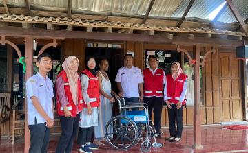 PMI Kabupaten Jepara Salurkan Bantuan Kursi Roda untuk Adiba Khanza Azzahra