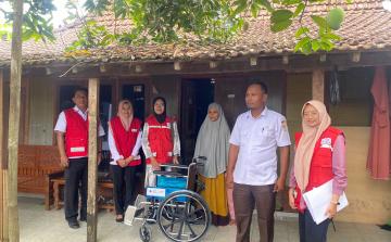 PMI Jepara Salurkan Bantuan Kursi Roda untuk Warga Sowan Kidul