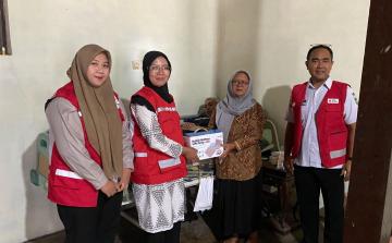 PMI Kabupaten Jepara Salurkan Bantuan Kasur Decubitus untuk Warga Desa Paren
