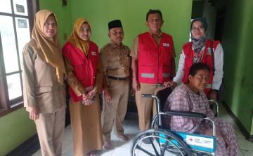 PMI Kabupaten Jepara Salurkan Bantuan Kursi Roda untuk Warga Desa Sukosono