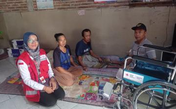 PMI Kabupaten Jepara Salurkan Bantuan Kursi Roda untuk Warga Desa Troso