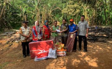 PMI Kabupaten Jepara Serahkan Bantuan untuk Korban Kebakaran di Desa Ngasem