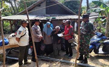 PMI Kabupaten Jepara Salurkan Bantuan Sosial untuk Korban Rumah Tertimpa Pohon di Karimunjawa