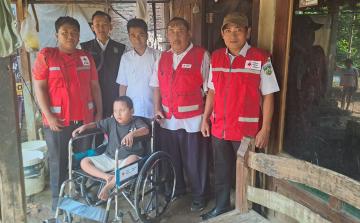 PMI Kabupaten Jepara Serahkan Bantuan Kursi Roda untuk Adik Devano di Kecamatan Mayong