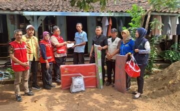 PMI Kabupaten Jepara Bersama Dinsospermasdes Salurkan Bantuan untuk Korban Rumah Roboh
