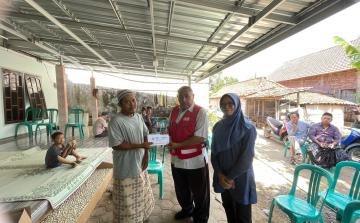 PMI Kabupaten Jepara Salurkan Bantuan untuk Keluarga Korban Musibah Pohon Tumbang di Kecamatan Mayong