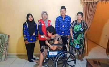 PMI Kabupaten Jepara Salurkan Bantuan Kursi Roda untuk Warga Desa Bawu