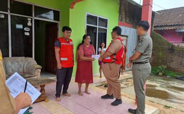 PMI Kabupaten Jepara Salurkan Bantuan Sosial untuk Korban Laka Laut di Karanggondang