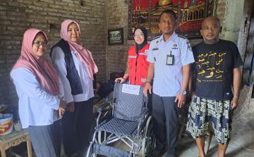 PMI Kabupaten Jepara Serahkan Bantuan Kursi Roda untuk Warga Tahunan