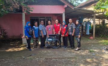 PMI Kabupaten Jepara Serahkan Kursi Roda kepada Warga Sinanggul yang Alami Kelumpuhan
