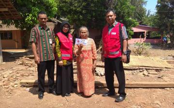 PMI Bantu Korban Angin di Desa Bangsri