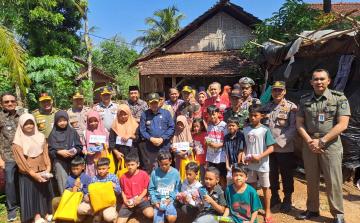 PMI Jepara bersama Pj Bupati Serahkan Bantuan Korban Laka Lalu Lintas