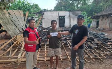 PMI Kabupaten Jepara Berikan Bantuan Tunai kepada Korban Kebakaran