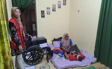 PMI Kabupaten Jepara Serahkan Bantuan Tunai dan Kursi Roda kepada Warga yang Membutuhkan