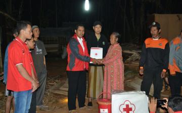PMI Untuk Korban Rumah Roboh Desa Kaliaman