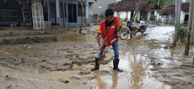 PMI Bantu Warga Sumberrejo Yang di Terjang Banjir