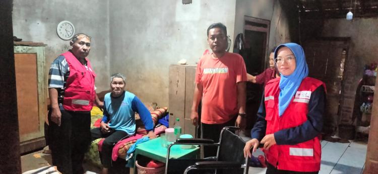 PMI Kabupaten Jepara Salurkan Bantuan Kursi Roda kepada Warga yang Membutuhkan