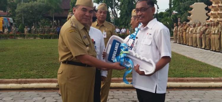 Bupati Jepara serahkan ambulance untuk PMI dari PD Bank Jateng