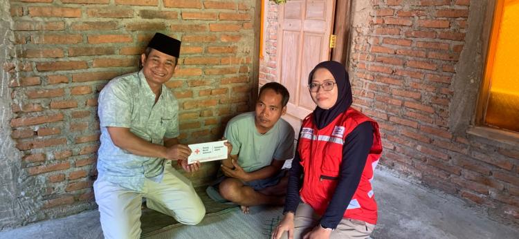 PMI Kabupaten Jepara Salurkan Bantuan untuk Korban Kebakaran Rumah di Desa Geneng