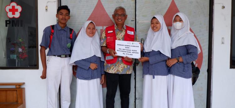 PMI Terima Donasi untuk Korban Gempa Cianjur dari MA. MH Bulungan