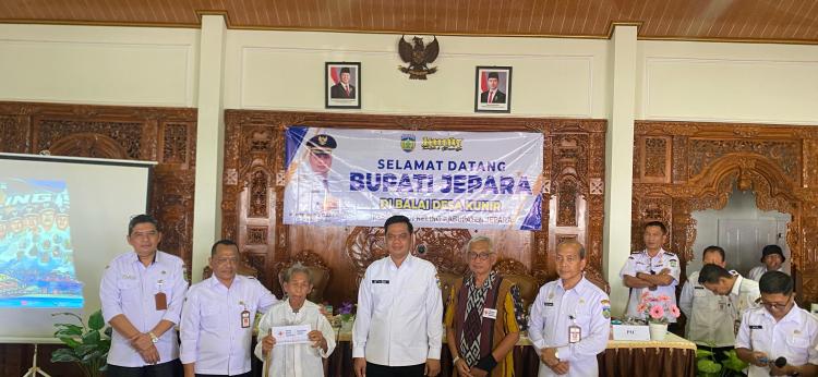 PMI Kabupaten Jepara Salurkan Bantuan Sosial saat Kegiatan Bupati Ngantor di Desa Kunir