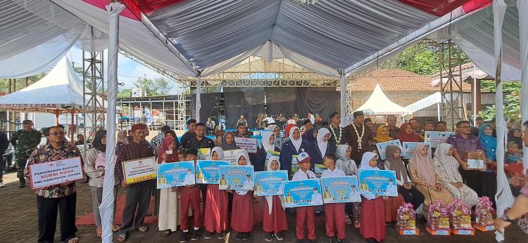 PMI Jepara Serahkan Kursi Roda dan Gelar Donor Darah di Desa Lebak