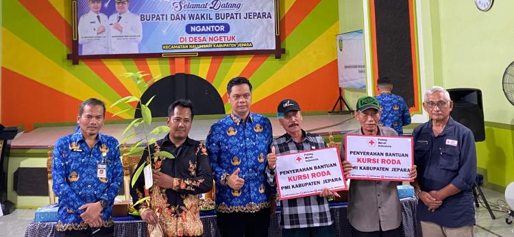Bupati Jepara Ngantor di Desa Ngetuk, PMI Serahkan Bantuan Kursi Roda untuk Warga