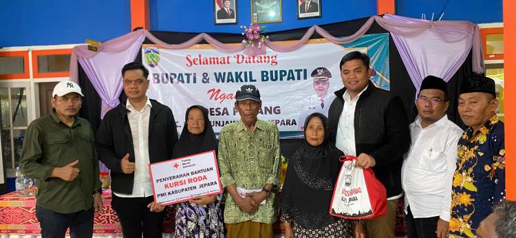 Bupati Jepara Serahkan Bantuan Sosial Bersama PMI di Desa Parang, Karimunjawa